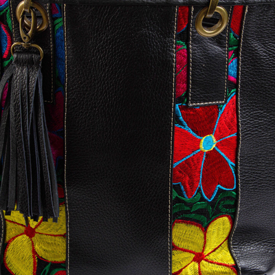 Ledertasche mit Baumwollakzent "Chiapas Beauty" - Mexikanische Leder-Tragetasche aus schwarzem Leder mit Blumenmotiven in Baumwollakzenten 