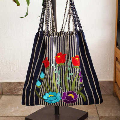 Baumwolltasche „Navy Bouquet“ – Gestreifte Baumwolltasche mit Blumenmuster in Marineblau aus Mexiko