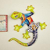 Escultura de pared de cerámica, 'Vibrant Salamander'