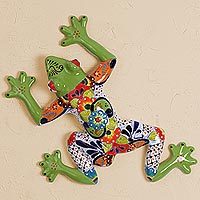 Escultura de pared de cerámica, 'Vibrant Frog' - Escultura de pared de rana arbórea de cerámica pintada a mano de México