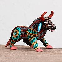 Figura de alebrije de madera, 'Intricate Bull' - Figura de toro Alebrije de madera colorida de México