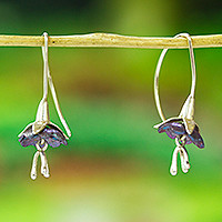 Pendientes colgantes de plata de ley con baño de titanio, 'Sleepy Flowers' - Pendientes colgantes de plata de ley con baño de titanio floral