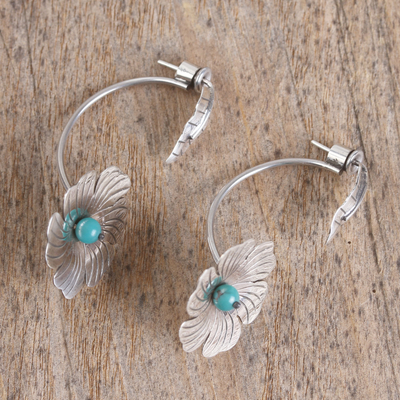 Pendientes colgantes de turquesa - Aretes colgantes con motivo de flor y acento turquesa en plata esterlina