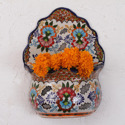 Keramischer Wandkübel, „Lebendiger Talavera“. - Floraler Keramik-Wandpflanzer im Talavera-Stil aus Mexiko