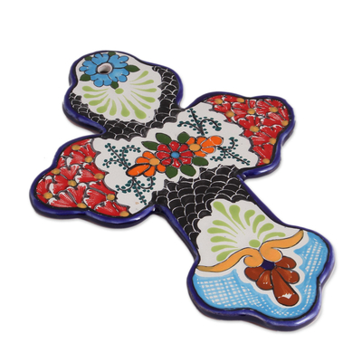 Keramisches Wandkreuz, 'True Bouquet - Handbemaltes florales Talavera-Keramikwandkreuz aus Mexiko