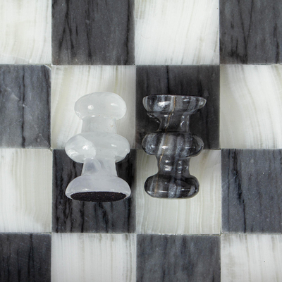 Marmor- und Onyx-Schachspiel, 'Anspruchsvolle Herausforderung' - Schachspiel aus grauem und weißem Marmor und Onyx