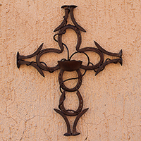 Cruz de pared de metal reciclado, 'Frontier Faith' - Cruz de pared de herradura de metal reciclado y punta de ferrocarril