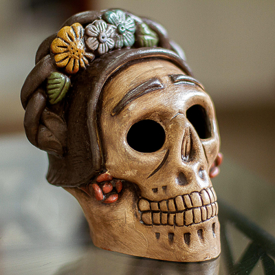 estatuilla de cerámica - Estatuilla de calavera de cerámica hecha a mano en honor a Frida Kahlo