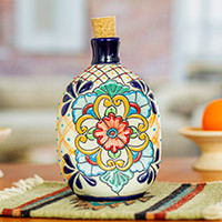 Keramik-Tequila-Dekanter, „Floral Festivities“ – ovaler mehrfarbiger Keramik-Tequila-Dekanter im Talavera-Stil