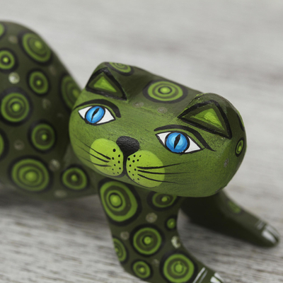 Holz-Alebrije-Figur, 'Neugieriger Cousin in Grün' - Handgefertigte grüne Holz Alebrije verspielte Katze Figur