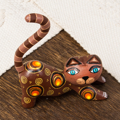 Figura de alebrije de madera, 'Primo Curiosidad en Marrón' - Figura de gato juguetón Alebrije de madera marrón hecha a mano