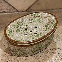 Jabonera de cerámica, 'Sweet Meadow' - Jabonera de cerámica artesanal con motivos florales verdes y blancos
