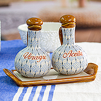 Öl- und Essig-Set aus Keramik, „Web of Dew“ (3-teiliges Set) – Blaues und graues 3-teiliges Öl- und Essig-Set aus Keramik mit Tablett