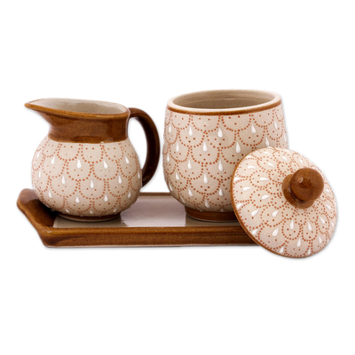 Azucarero y crema de cerámica, 'Terracotta Feathers' (juego de 3 piezas) - Juego de 3 piezas de azucarero y crema de cerámica beige con bandeja