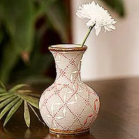 Keramikvase „Windmill Trellis Bloom“ – geriffelte Keramikvase mit paprikarotem und weißem Spaliermotiv