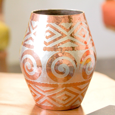 Jarrón de cobre con detalles plateados. - Jarrón de cobre con detalles en plata y motivo espiral de México