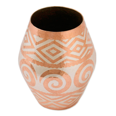 Jarrón de cobre con detalles plateados. - Jarrón de cobre con detalles en plata y motivo espiral de México