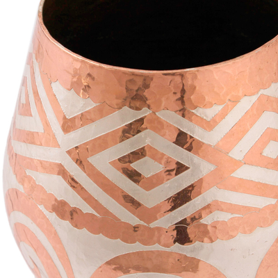 Kupfervase mit silbernem Akzent - Kupfervase mit Spiralmotiv und Silberakzent aus Mexiko