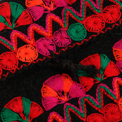 Tragetuch aus bestickter Wolle, 'Sweet Black' - Kunsthandwerklich gefertigte, mit Baumwolle bestickte Wollschlinge aus Mexiko