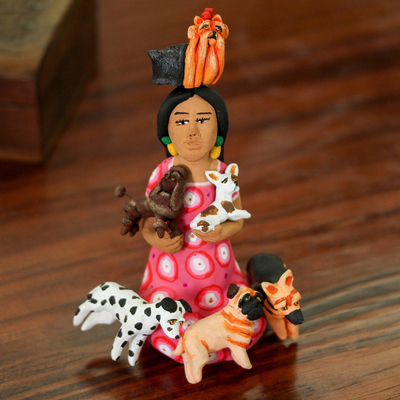 Escultura de cerámica, 'Mujer con perros' - Escultura de cerámica de una mujer con perros pintada a mano