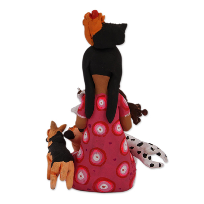 Escultura de cerámica, 'Mujer con perros' - Escultura de cerámica de una mujer con perros pintada a mano