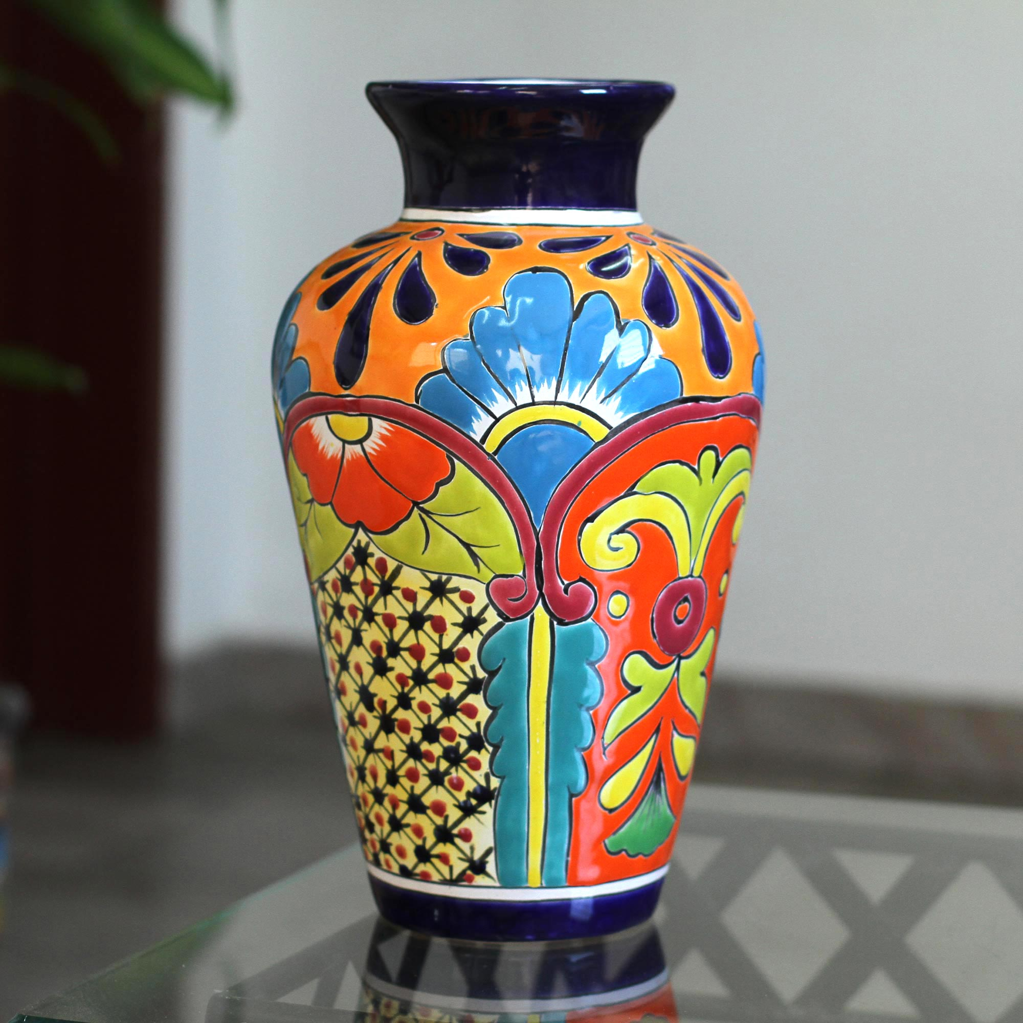Jarrón de cerámica estilo talavera hecho a mano en México - exhibición  floral