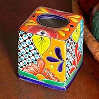 Cubierta de caja de pañuelos de cerámica, 'Folk Art Convenience' - Cubierta de caja de pañuelos de cerámica de Talavera pintada a mano de México