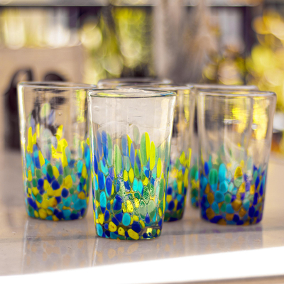 Juego de vasos de cristal de colores decorados para agua.