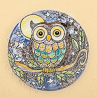 Dekorativer Keramikteller, „Whimsical Owl“ – Eule unter Nachthimmel. Bunter dekorativer Keramikteller