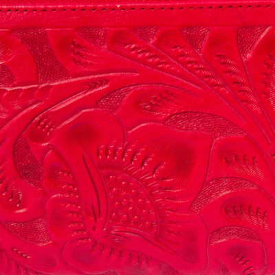 Portemonnaie aus Leder, „Florales Muster in Karmesinrot“. - Portemonnaie aus Leder mit Blumenmuster in Karmesinrot aus Mexiko