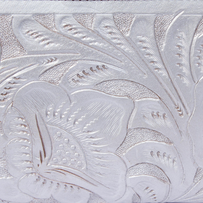 Brieftasche aus Leder, 'Blumenmuster in Silber'. - Geldbörse aus floral gemustertem Leder in Silber aus Mexiko