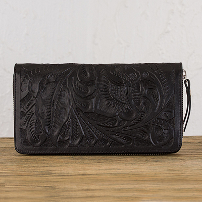 Brieftasche aus Leder, 'Blumenmuster in Schwarz'. - Brieftasche aus Leder mit Blumenmuster in Schwarz aus Mexiko