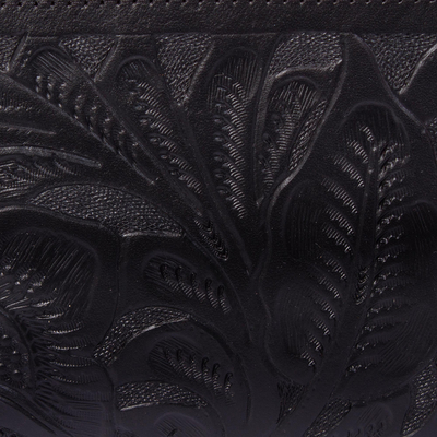 Brieftasche aus Leder, 'Blumenmuster in Schwarz'. - Brieftasche aus Leder mit Blumenmuster in Schwarz aus Mexiko