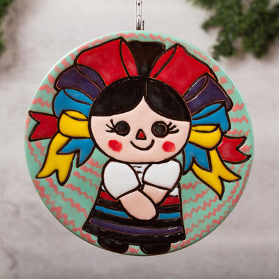 Arte mural de cerámica, 'La encantadora muñeca María' - Placa de pared de cerámica colorida con temática de la muñeca María de México