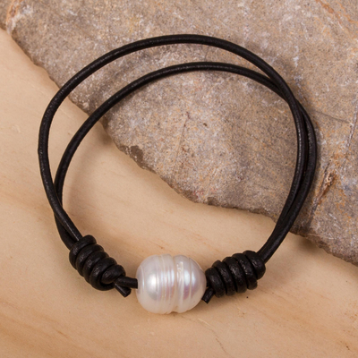 Cultured pearl pendant bracelet, 'Simple Glow' - Cultured Pearl and Leather Pendant Bracelet from Mexico