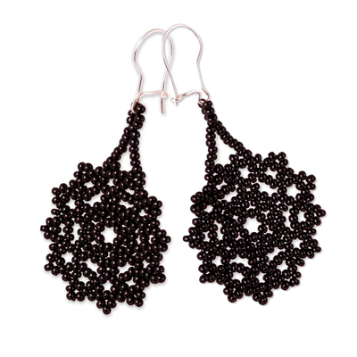 Ohrhänger aus Glasperlen, „Schwarze Blumenmedaillons“ - Schwarze florale Glasperlen-Ohrhänger aus Mexiko