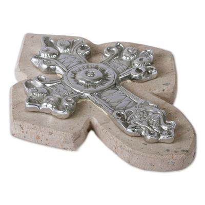 Wandkreuz aus Zinn und wiedergewonnenem Stein, „Barocker Glaube“. - Barock-inspiriertes Zinn und zurückgewonnenes Mauerkreuz aus Stein