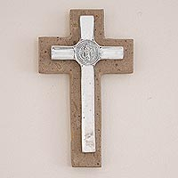 Wandkreuz aus Zinn und wiedergewonnenem Stein, „Heiliger Benedikt“ – Wandkreuz aus Zinn und wiedergewonnenem Stein des Heiligen Benedikt