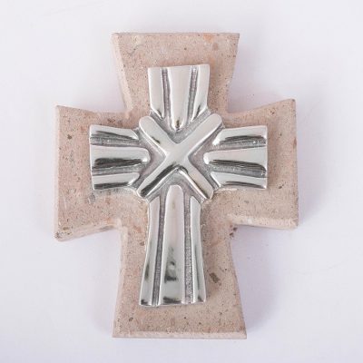 Zinn und wiedergewonnenes Mauerkreuz aus Stein, 'Strapped Cross - Zinn und zurückgewonnenes Steinmauer-Kreuz aus Mexiko