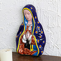 Escultura de pared de cerámica, 'María orando' - Escultura de pared de María de cerámica estilo Talavera pintada a mano