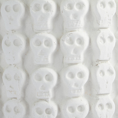 Maceta de cerámica, 'Filas de calaveras blancas' - Maceta de cerámica con diseño de calavera blanca, procedente de México