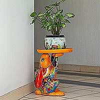 Escultura de cerámica, 'Handy Rabbit' - Escultura de conejo de cerámica estilo Talavera con bandeja