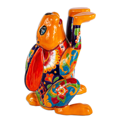 Keramische Skulptur, 'Handy Rabbit'. - Keramische Kaninchen-Skulptur im Talavera-Stil mit Tablett