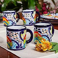 Keramikbecher, „Raining Flowers“ (4er-Set) – Vier florale Keramikbecher im mexikanischen Talavera-Stil