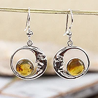 Pendientes colgantes de ámbar, 'Caring Moons' - Pendientes colgantes de ámbar Crescent Moon de Taxco de México