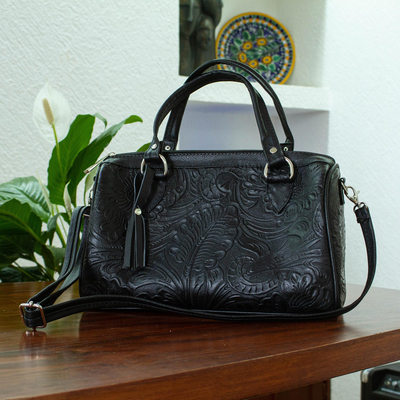 Lederhandtasche - Schwarze Lederhandtasche mit Blumen- und Blattmuster aus Mexiko