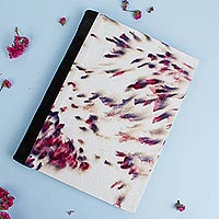 Tagebuch aus recyceltem Papier, „Abstrakte Blütenblätter“ – Tagebuch aus recyceltem Papier in Fuchsia und Lila mit schwarzem Wildleder