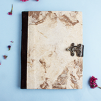 Tagebuch aus recyceltem Papier, „Marbled Veins“ – Tagebuch aus recyceltem Amate-Papier mit Wildlederakzent in Beige