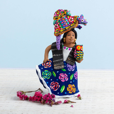 Keramische Skulptur, 'Frau mit Alebrijes - Keramische Skulptur mit Alebrije-Thema aus Mexiko