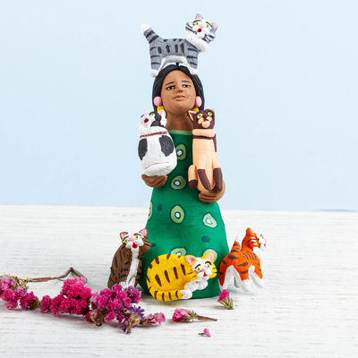 Keramische Skulptur, „Frau mit Katzen in Grün“. - Keramische Katzenfrau-Skulptur in Grün aus Mexiko